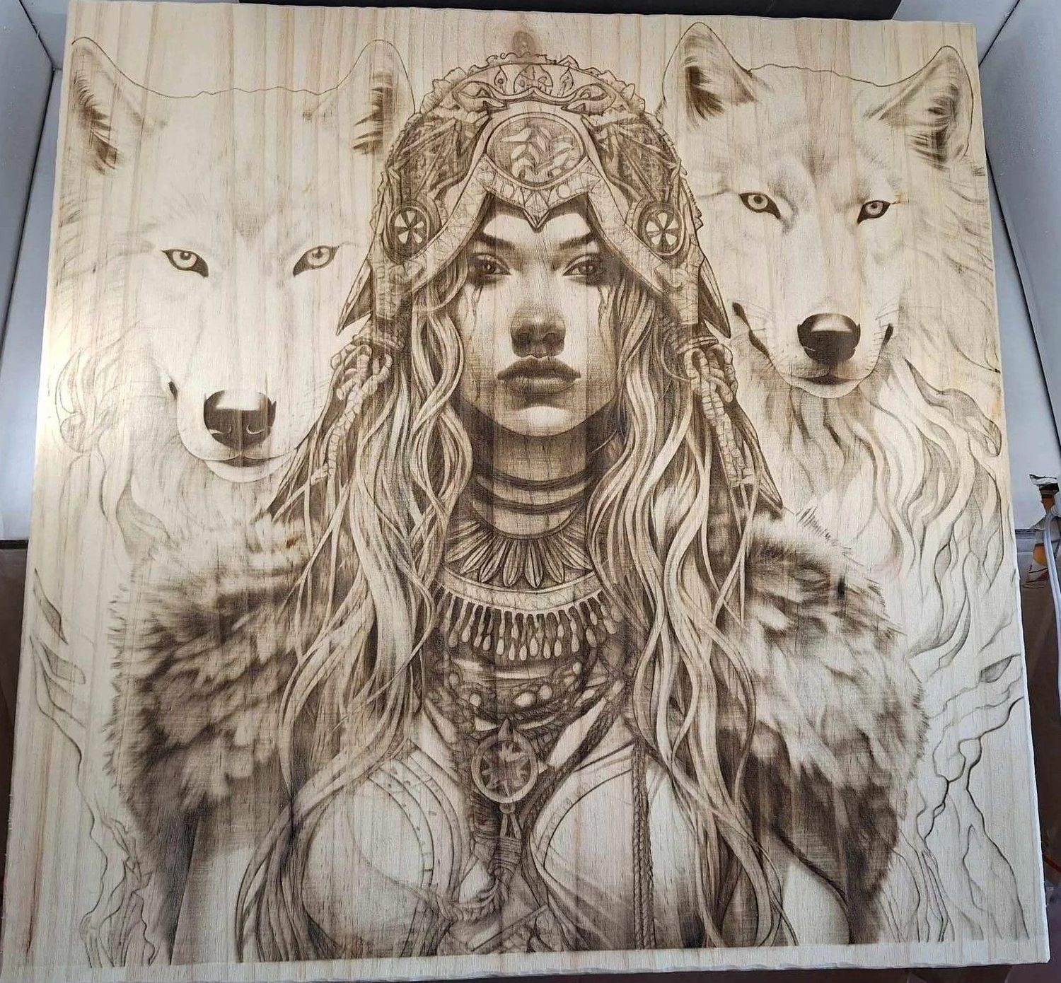 Pyrogravure laser d'une guerrière avec 2 loups  sur bois