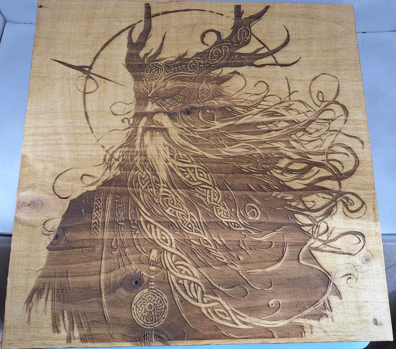 Pyrogravure laser d'un homme cerf  sur bois