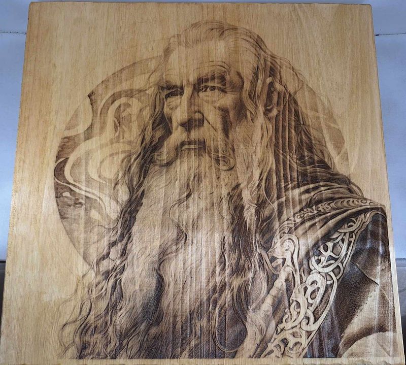 Pyrogravure laser d'un mage  sur bois