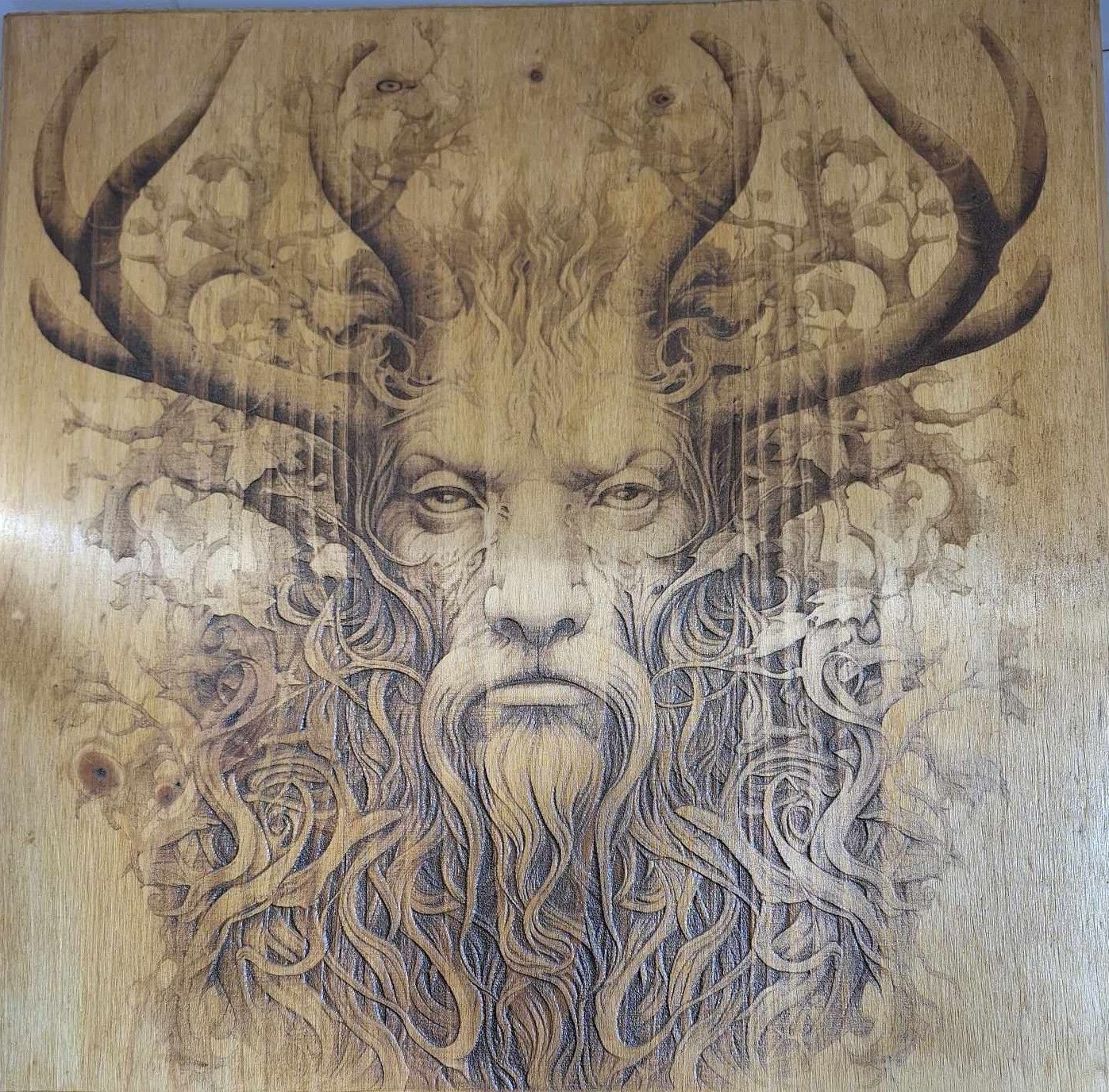 Pyrogravure laser de Cernunnos sur bois