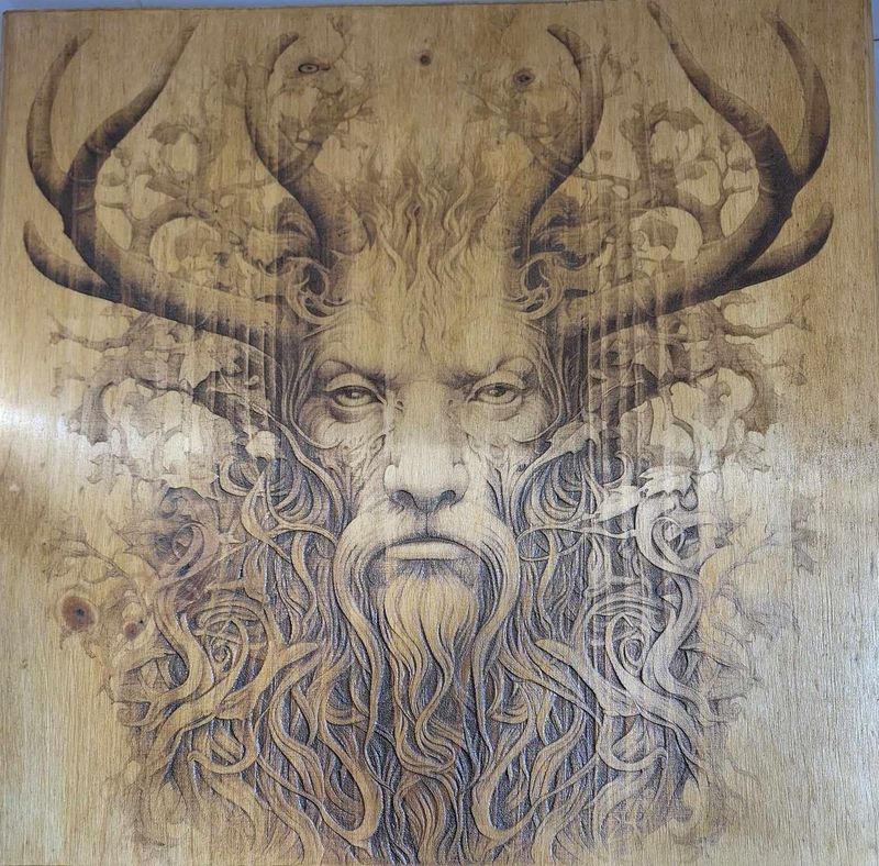 Pyrogravure laser de Cernunnos sur bois
