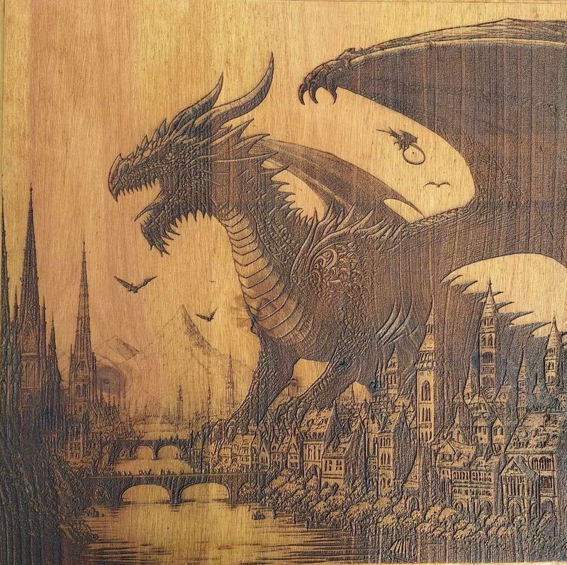 Pyrogravure laser d'un Dragon sur bois