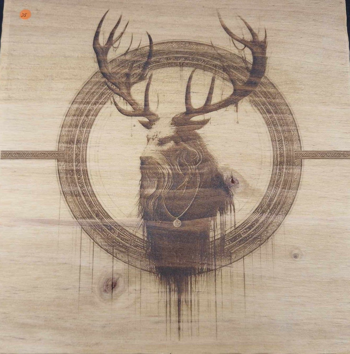 Pyrogravure laser d'un homme cerf sur bois