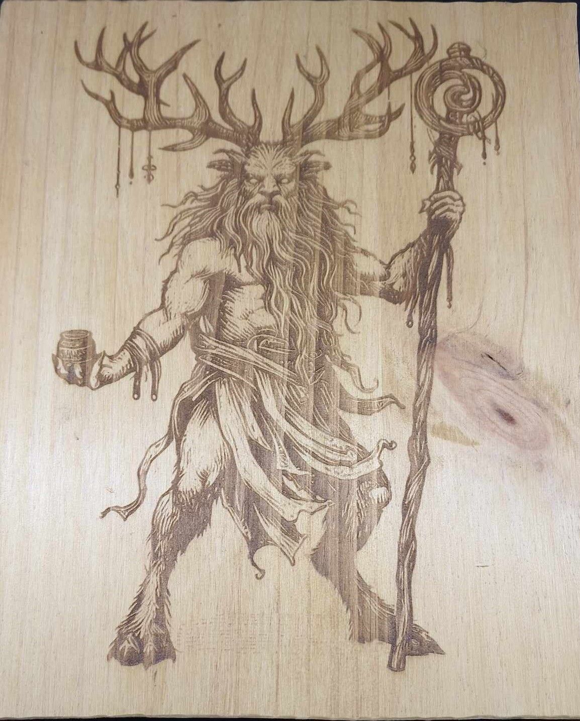 Pyrogravure laser d'un homme cerf sur bois
