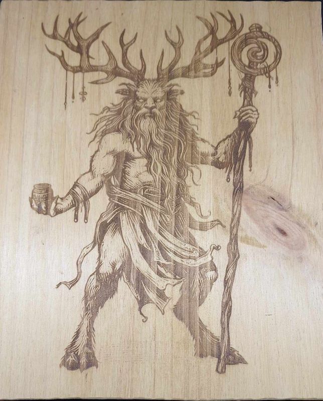 Pyrogravure laser d'un homme cerf sur bois