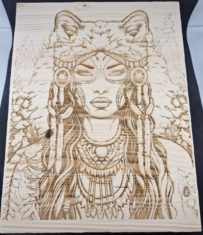 Pyrogravure laser d'une chamane sur bois