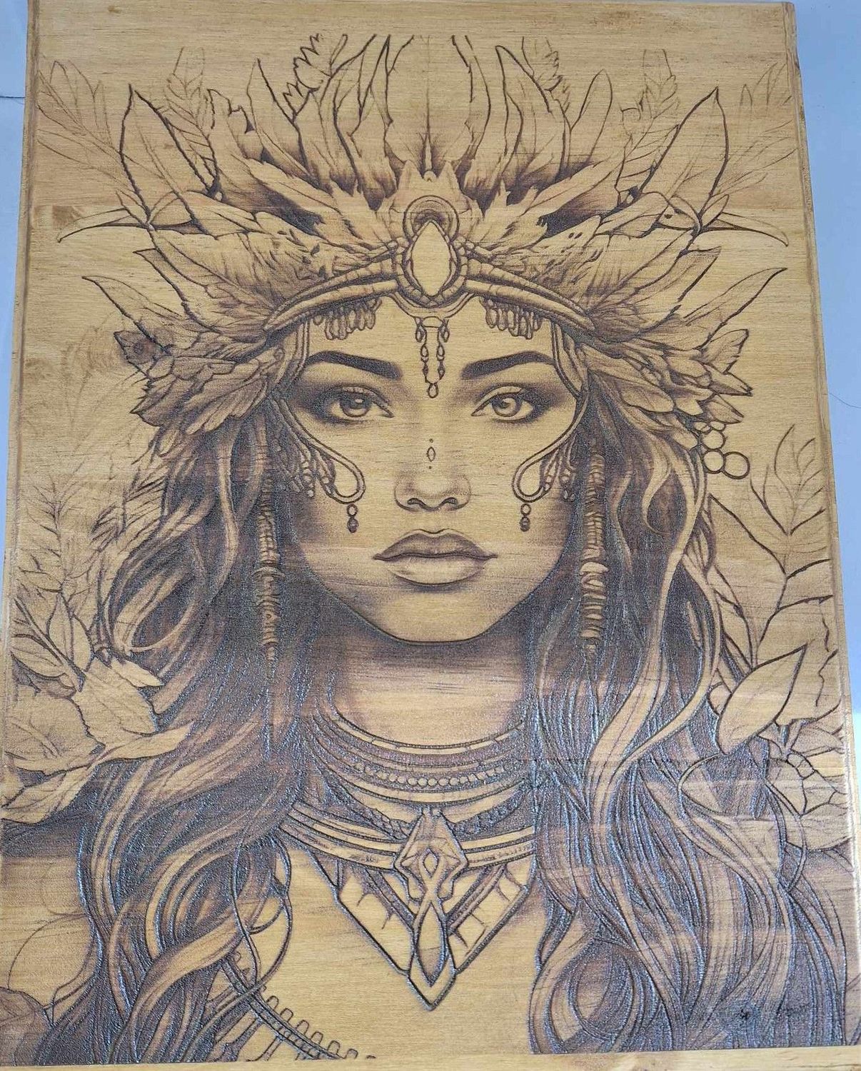 Pyrogravure laser d'une chamane sur bois