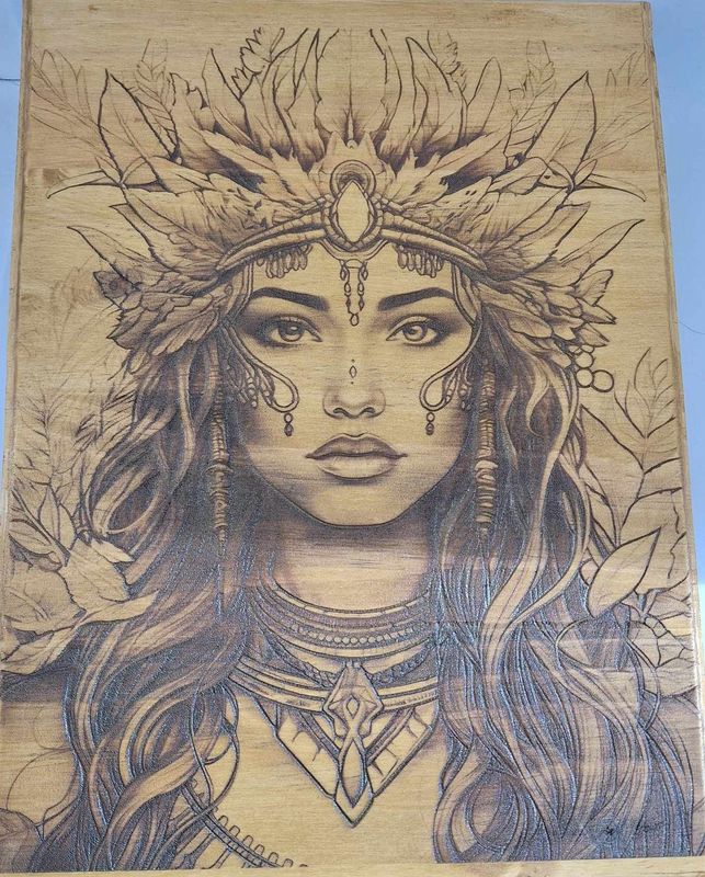Pyrogravure laser d'une chamane sur bois