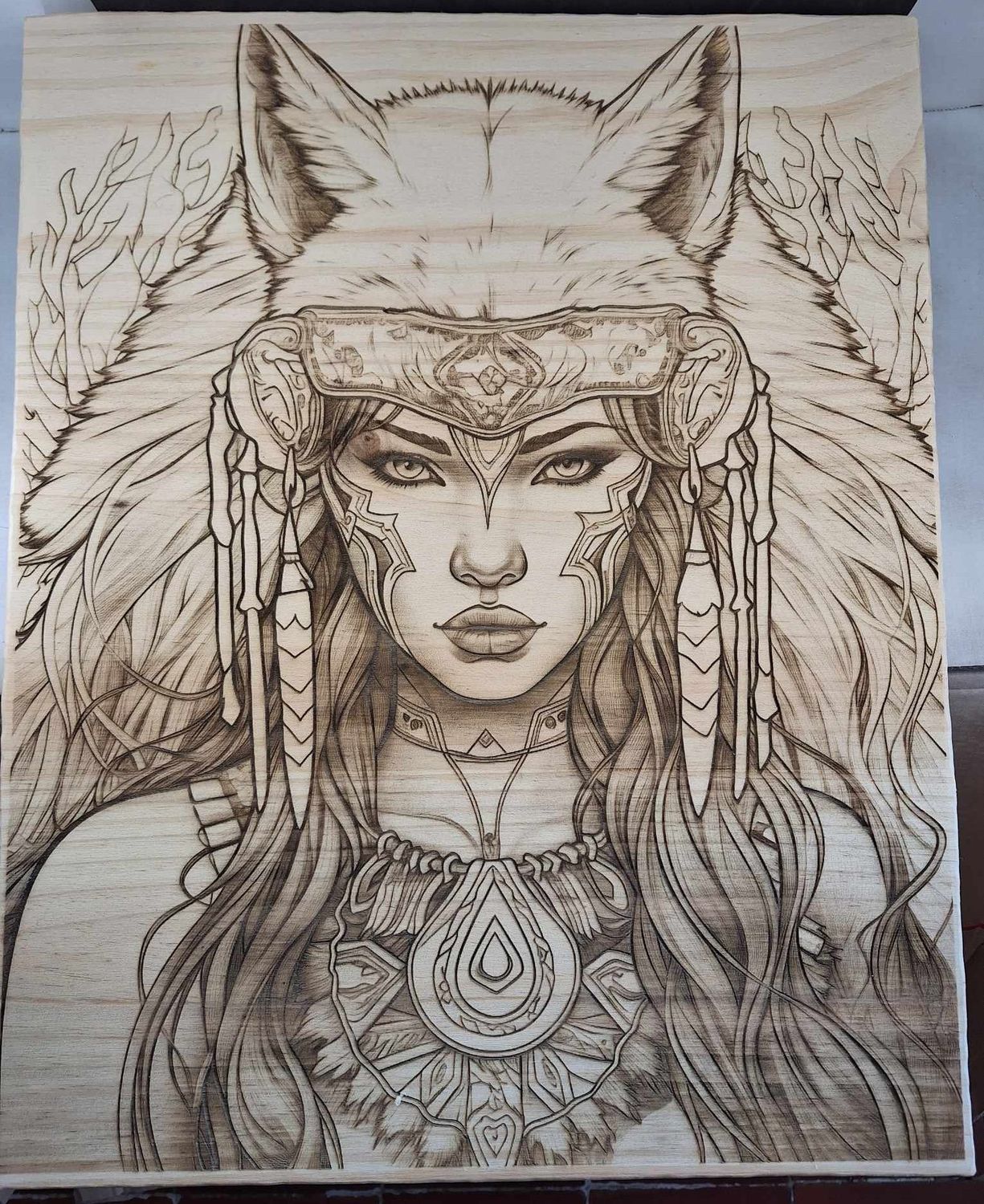 Pyrogravure laser d'une chamane sur bois