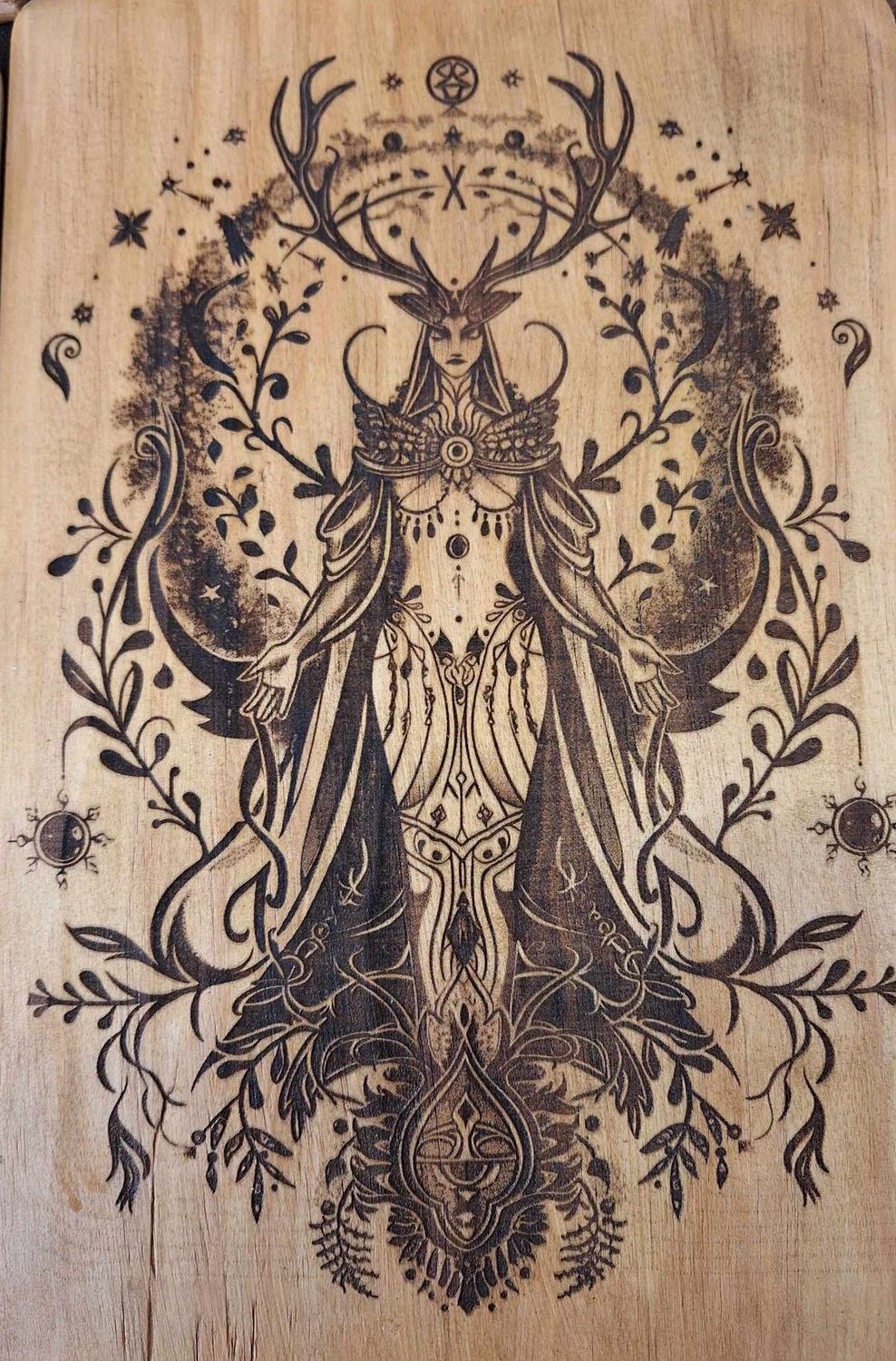 Pyrogravure laser d'une chamane sur bois