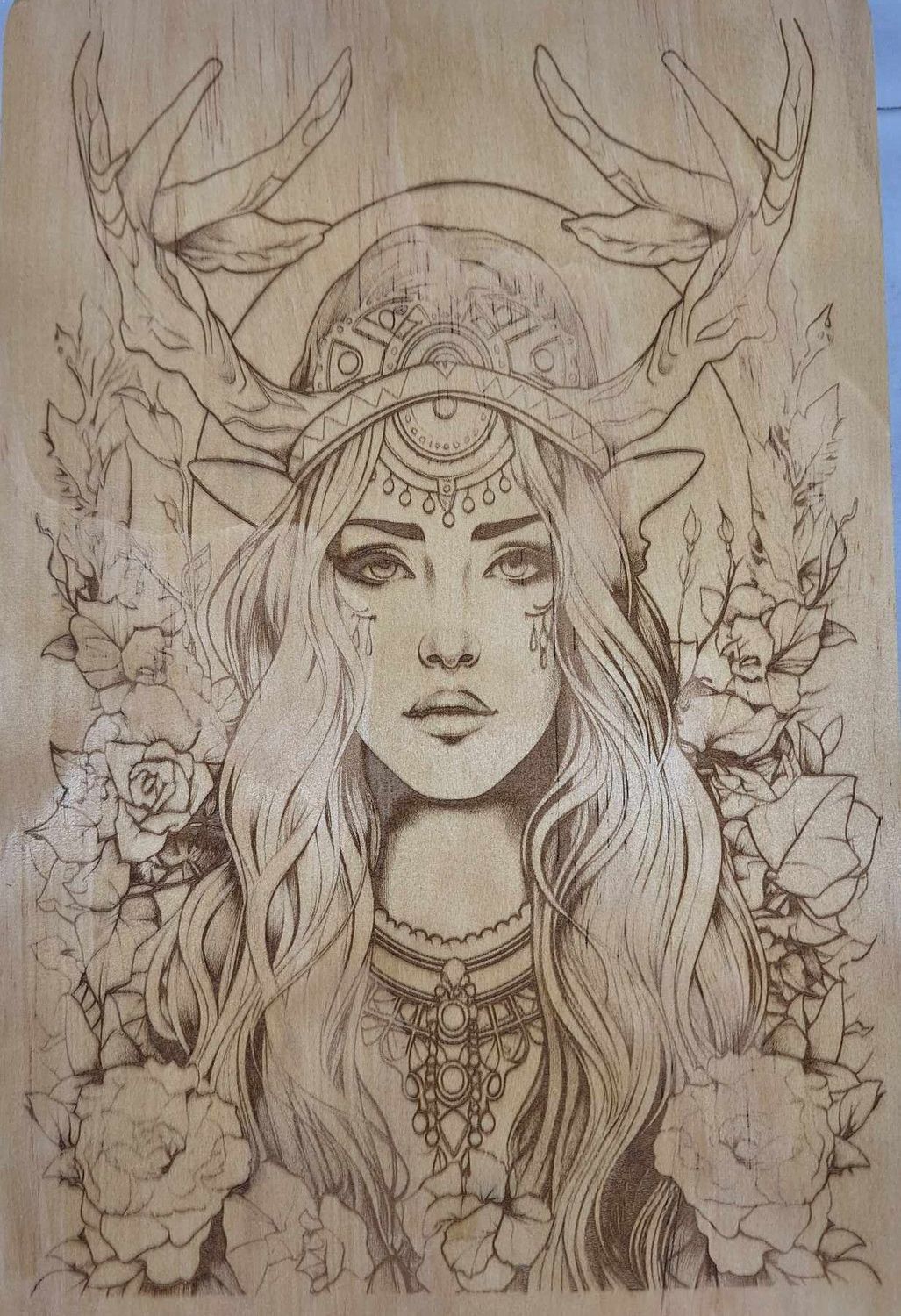 Pyrogravure laser d'une chamane sur bois