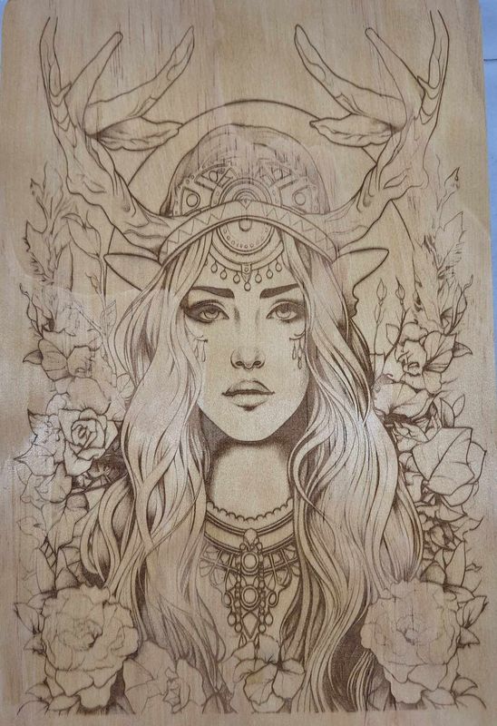 Pyrogravure laser d'une chamane sur bois