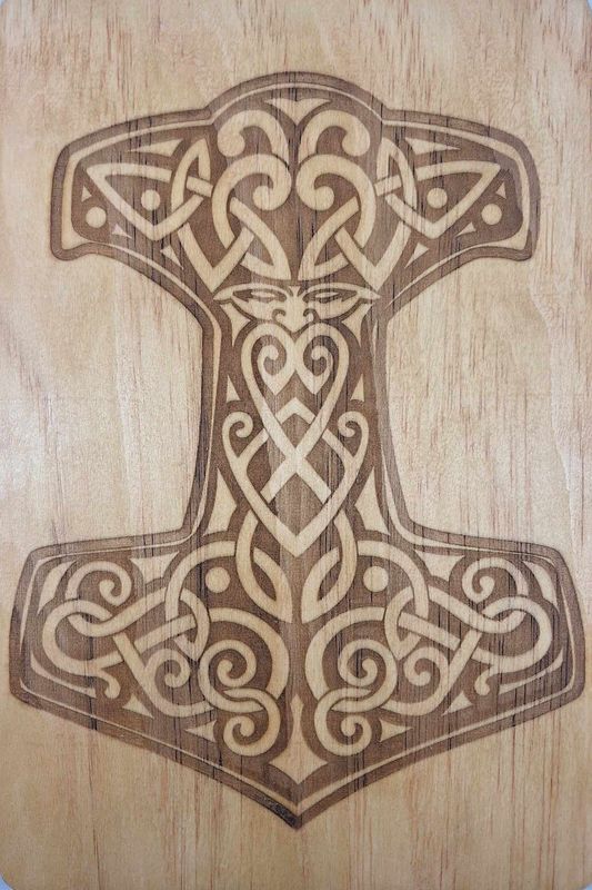 Pyrogravure laser d'un marteau de Thor sur bois