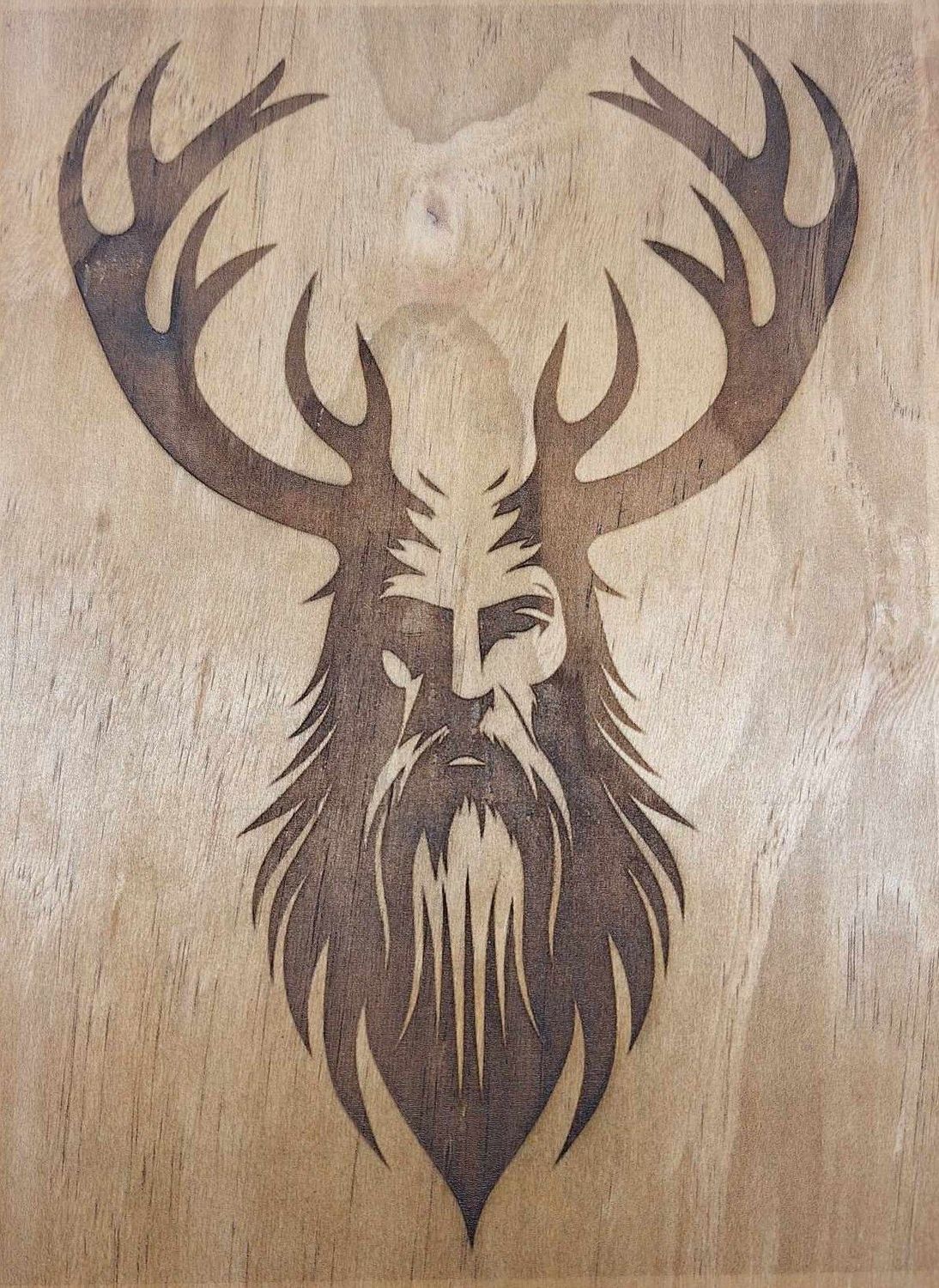 Pyrogravure laser d'un homme cerf sur bois