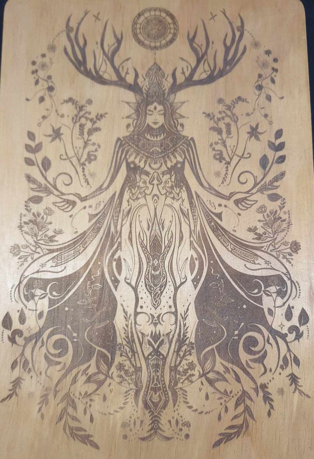 Pyrogravure laser d'une chamane sur bois