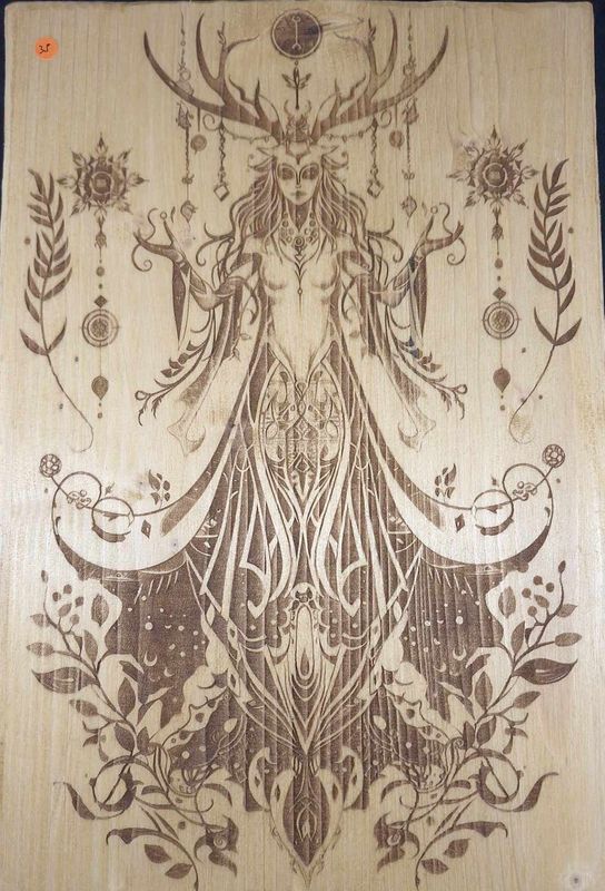 Pyrogravure laser d'une chamane sur bois