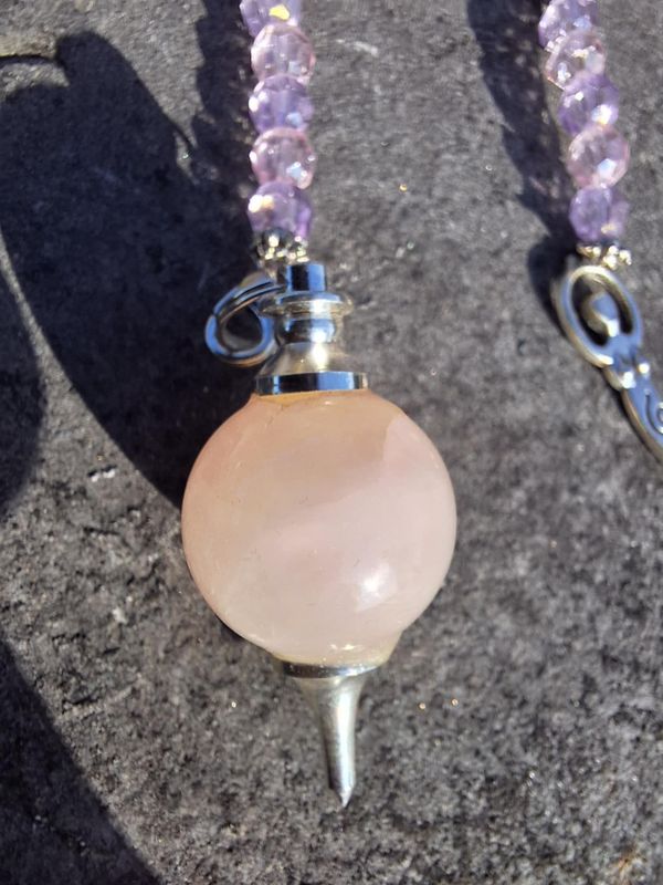Pendule Quartz rose pierre naturel avec féminin sacré