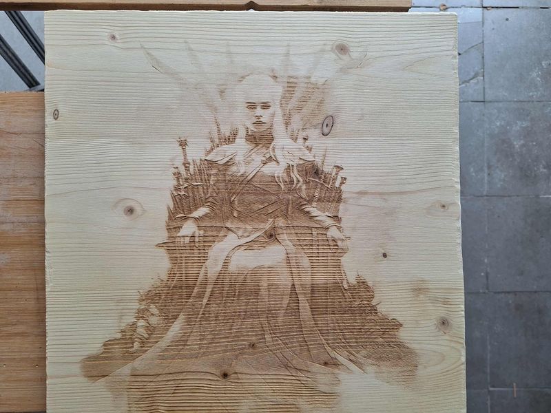 Pyrogravure laser la mère des dragons sur bois