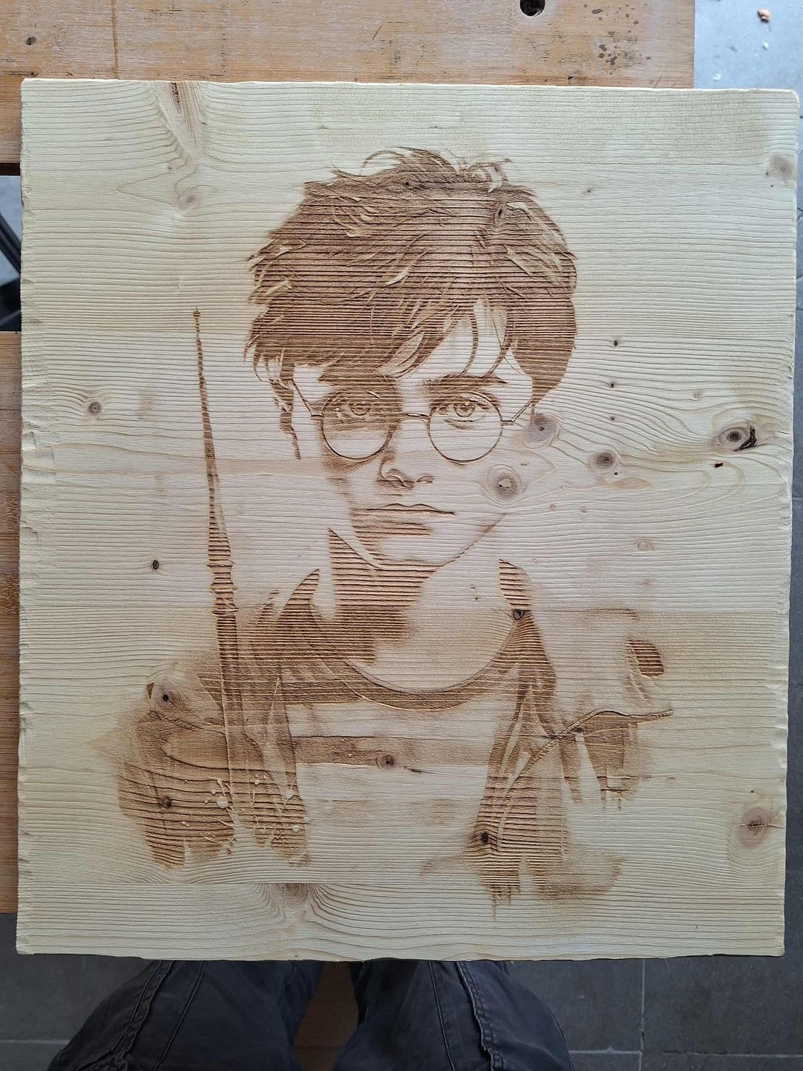Pyrogravure laser d'un sorcier sur bois