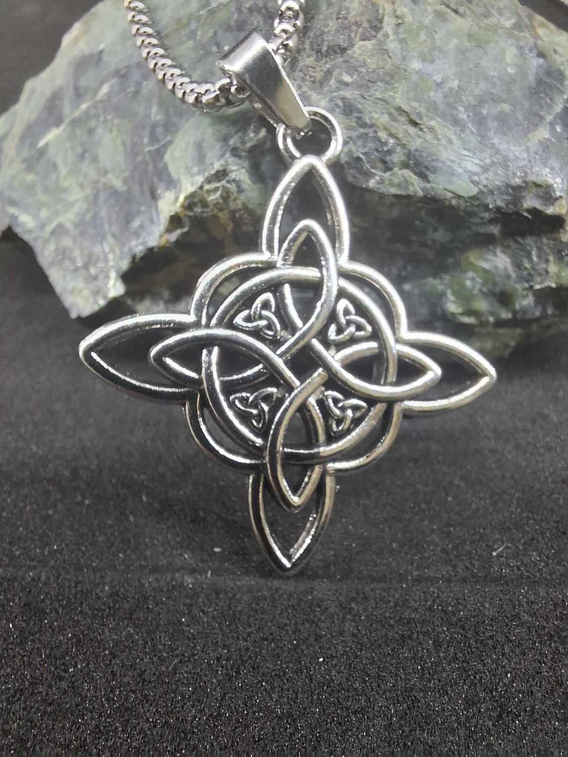 Pendentif couleur argent nœud de sorcière avec chaine Pendentif couleur argent nœud de sorcière avec chaine