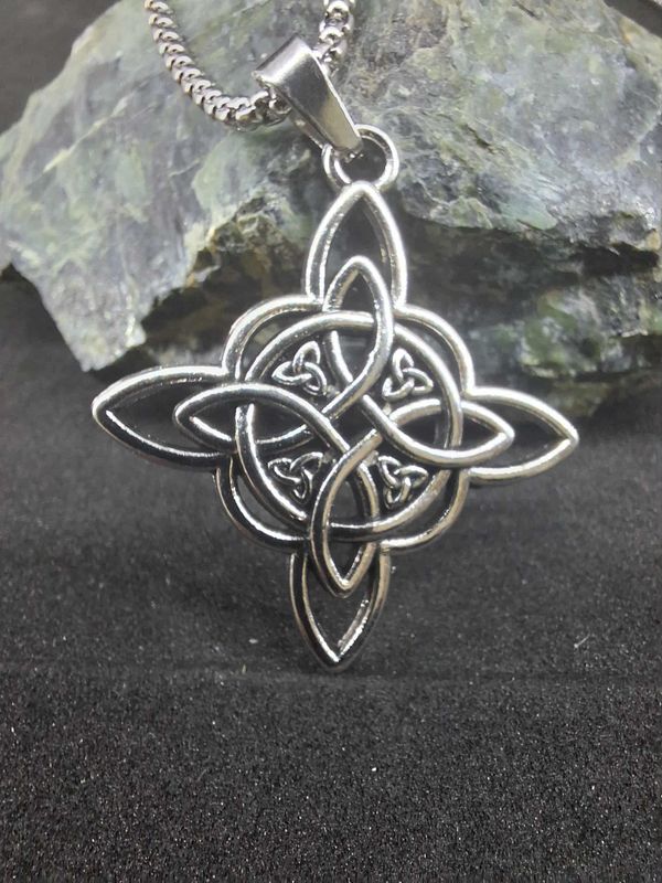 Pendentif couleur argent nœud de sorcière avec chaine