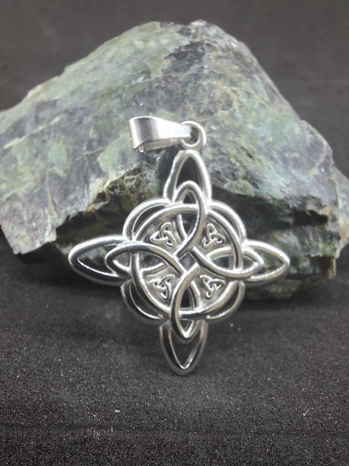 Pendentif couleur argent nœud de sorcière Pendentif couleur argent nœud de sorcière