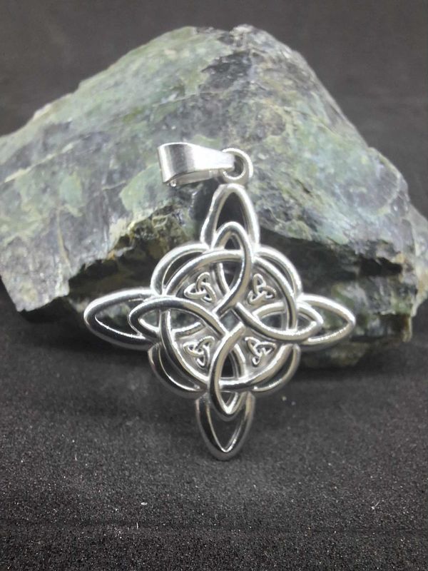 Pendentif couleur argent nœud de sorcière