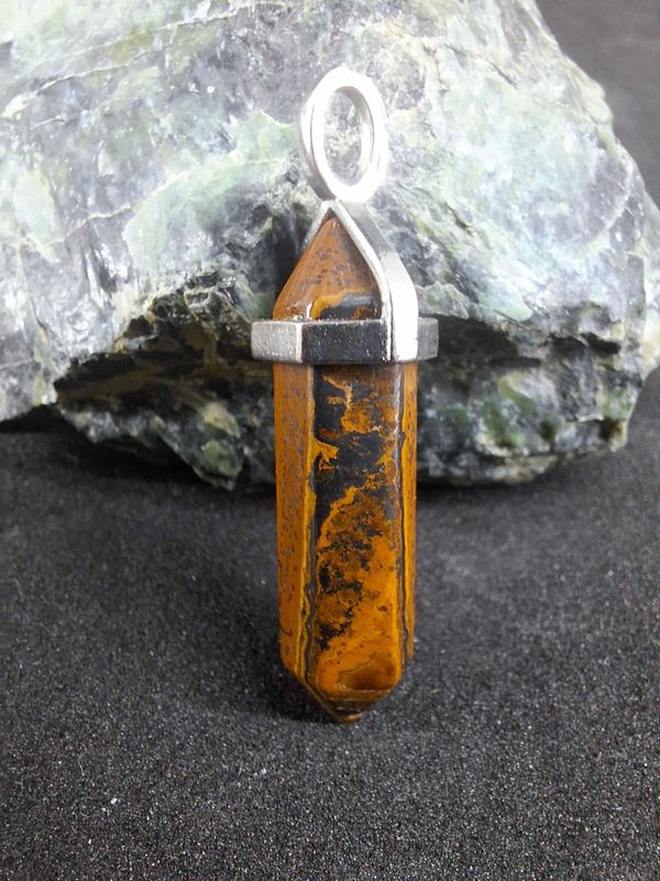 Pendentif Oeil de fer pierre naturel