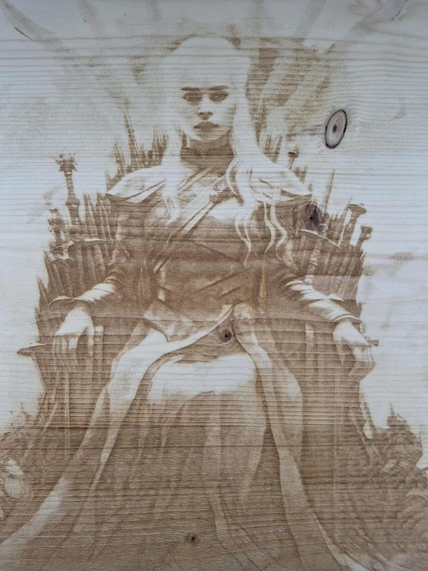 Pyrogravure laser la reine des dragons sur bois