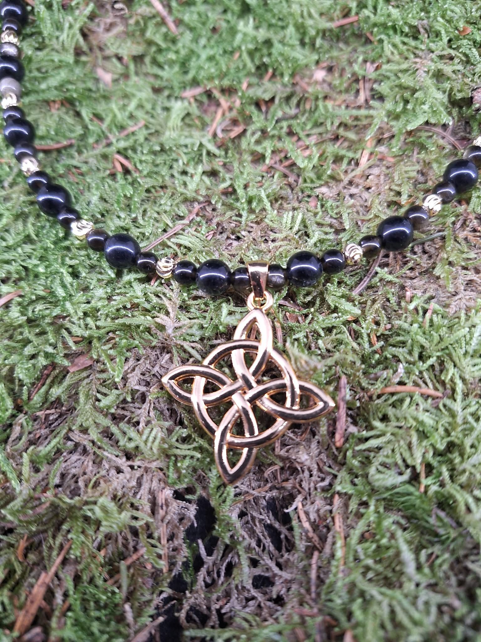 Collier Obsidienne noir et dorée avec un Nœuds de sorcière (protection)