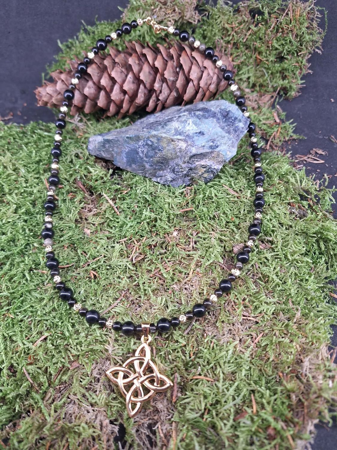 Collier Obsidienne noir et dorée avec un Nœuds de sorcière (protection)