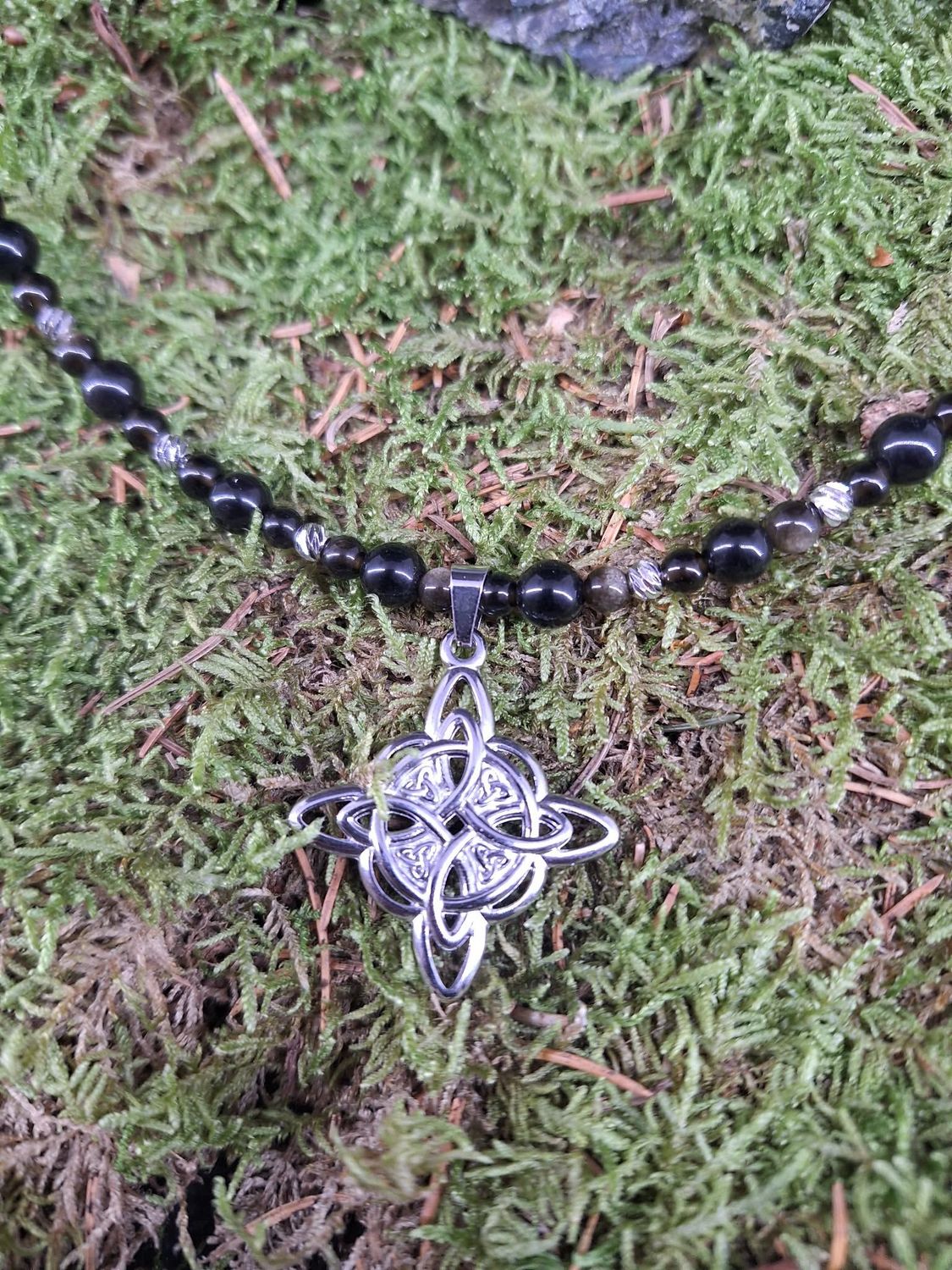 Collier Obsidienne noir et dorée avec un Nœuds de sorcière (protection)