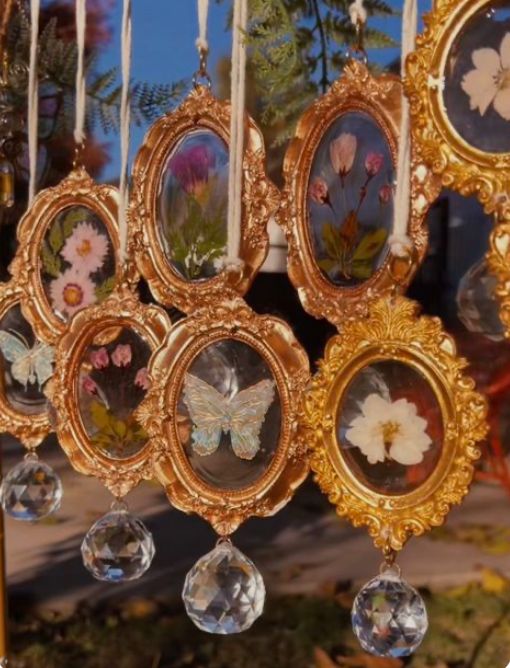 SUNDAY 12:00 - Gloss Boss Frames