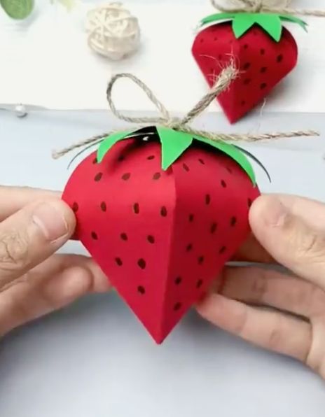 GC SUNDAY 3:00 - Berry Cute Garland