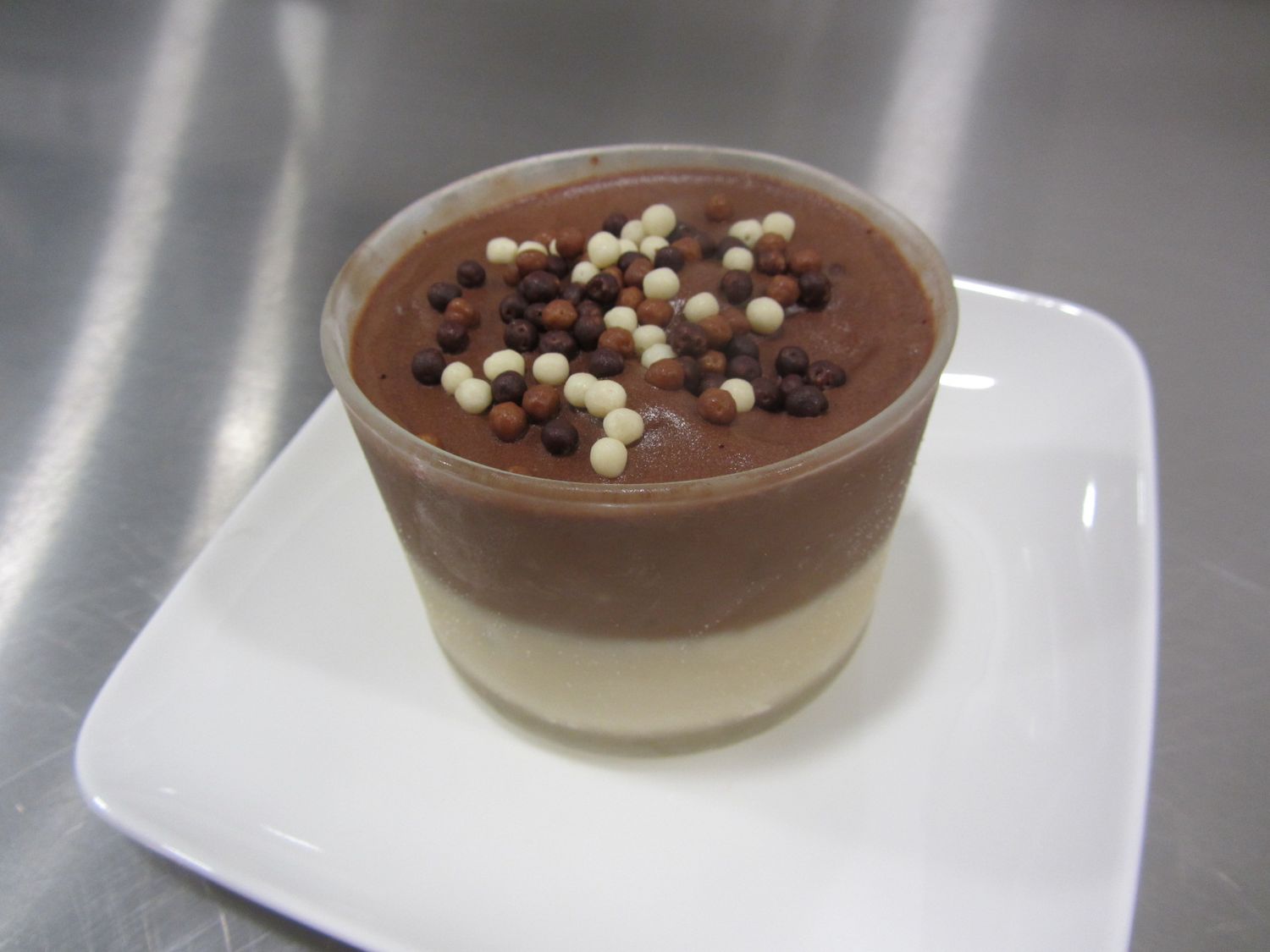 Verrine met mokka ijs met een glutenvrije chocoladecrumble en chocolade ijs