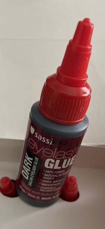 sassi eyelash glue