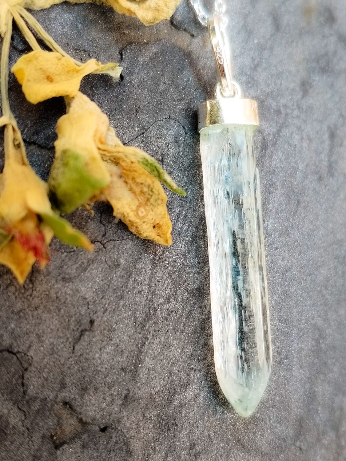 Aguamarina en bruto con cadena