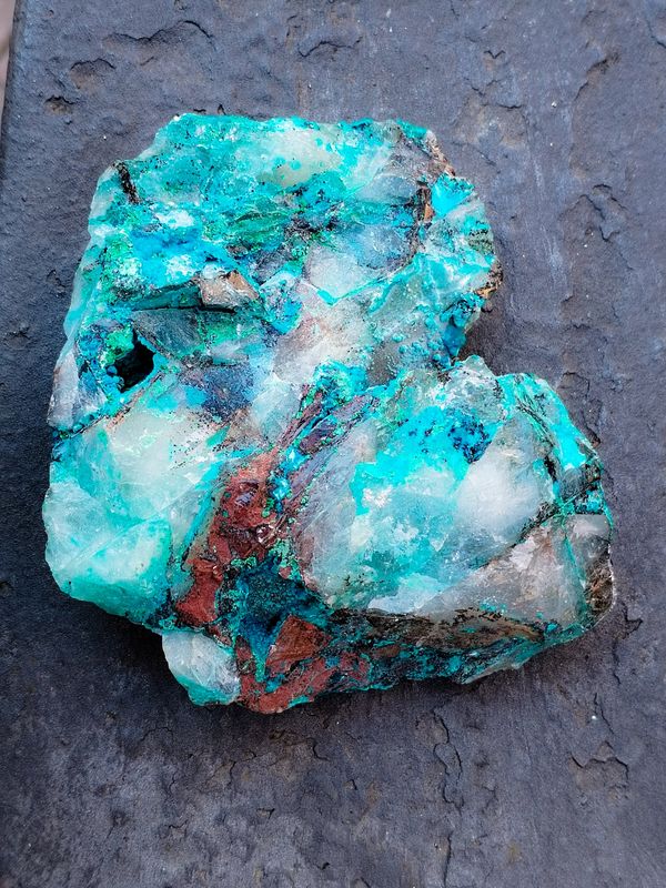 Forma natural de Corazón en crisocola, Malaquita y cuarzo