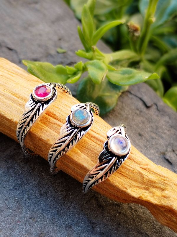 Anillos de diseño hoja con diferentes minerales