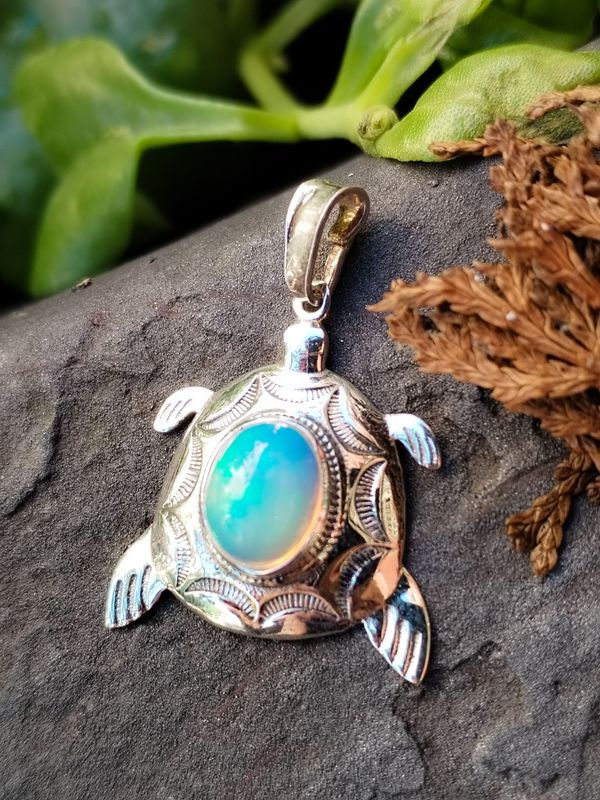 Colgante ópalo blanco y plata de ley, tortuga