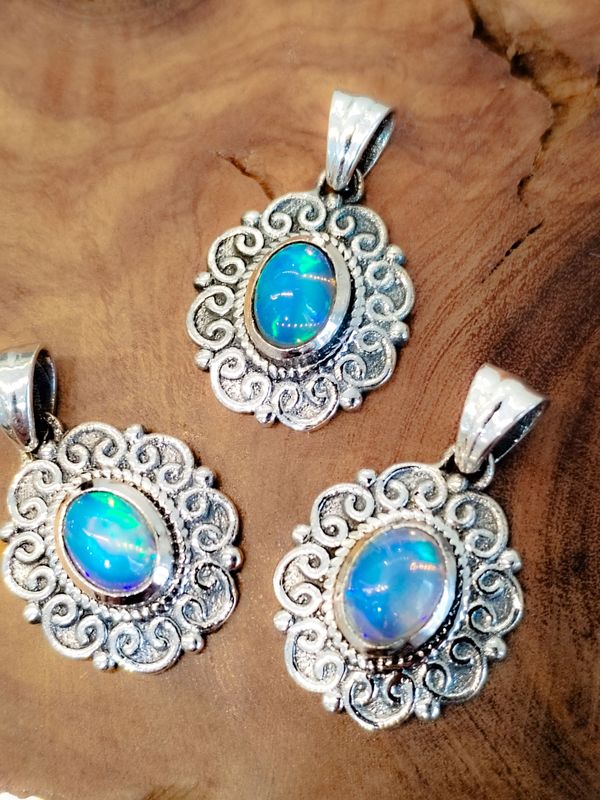 Colgante de ópalo blanco auténtico y plata de ley
