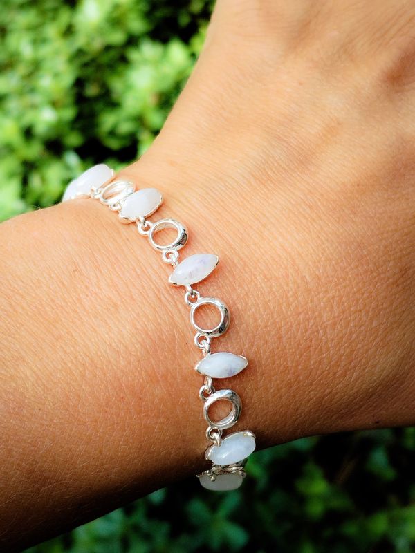 Pulsera de diseño. Piedra luna y Plata de ley