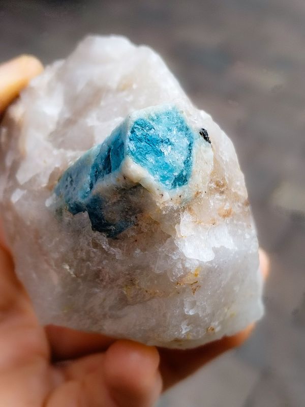 Aguamarina en Bruto sobre cuarzo