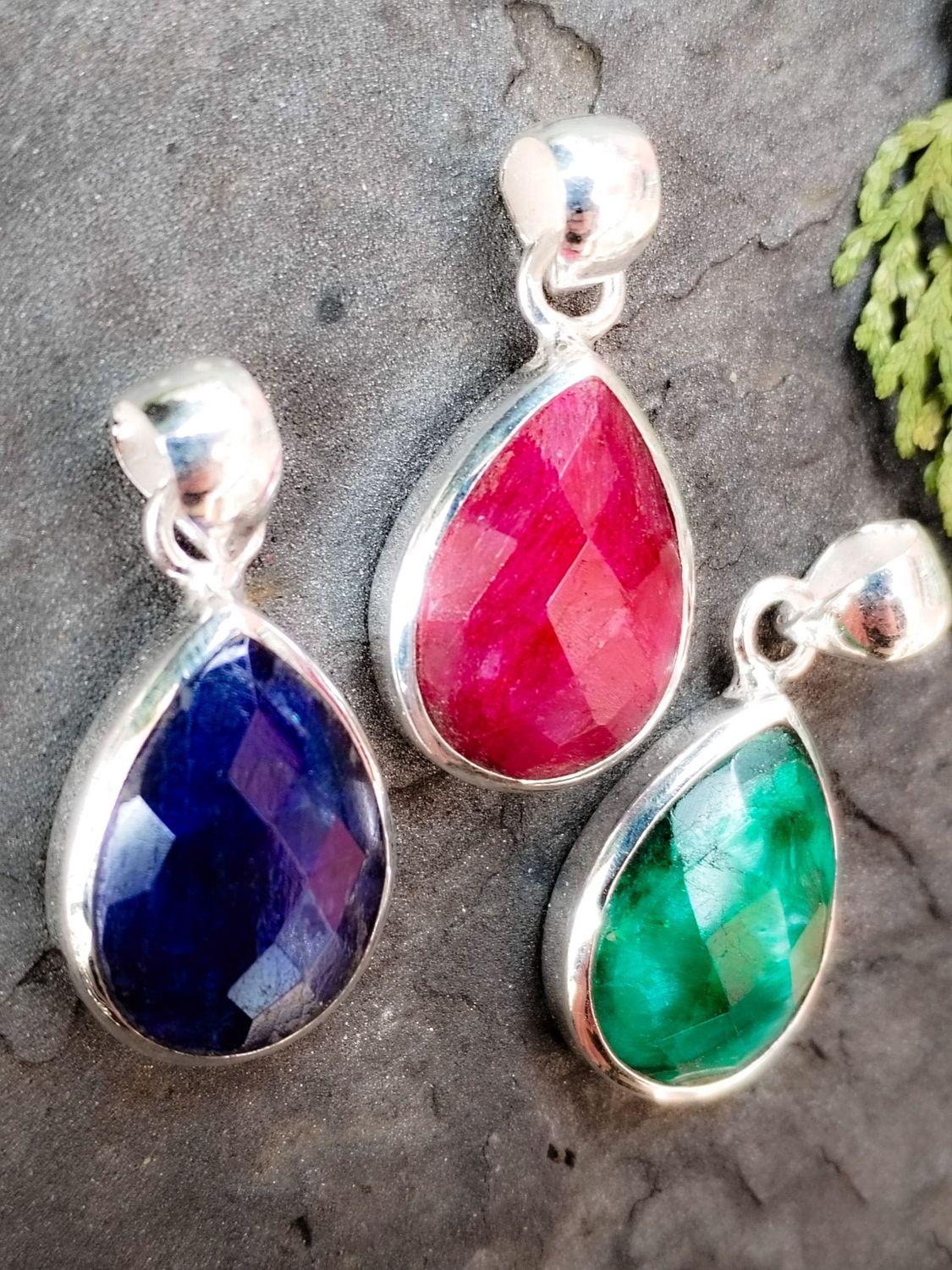 Colgantes de diferentes minerales. Plata de Ley