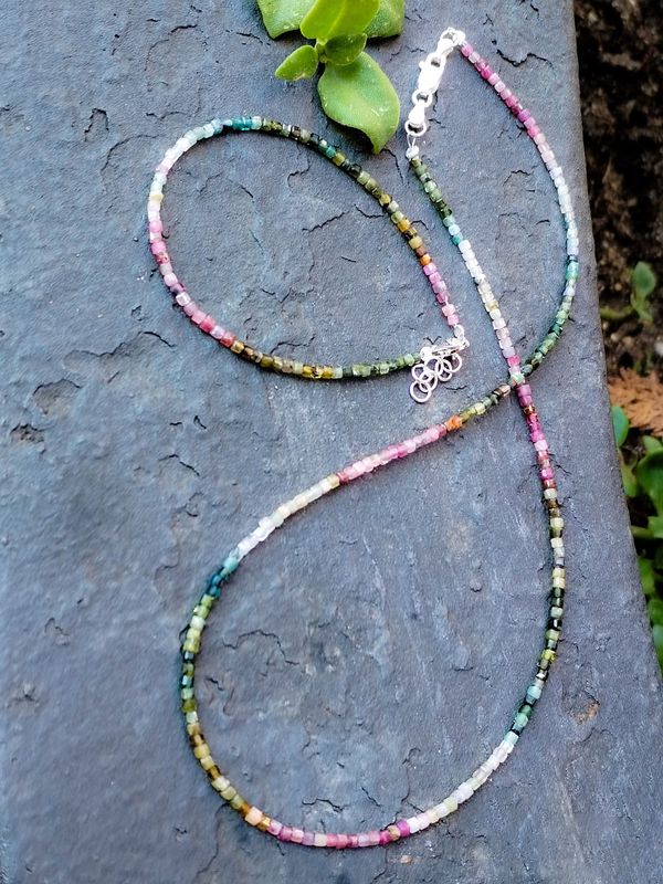 Precioso collar de Turmalina Sandía verde y rosa. Cierre de plata