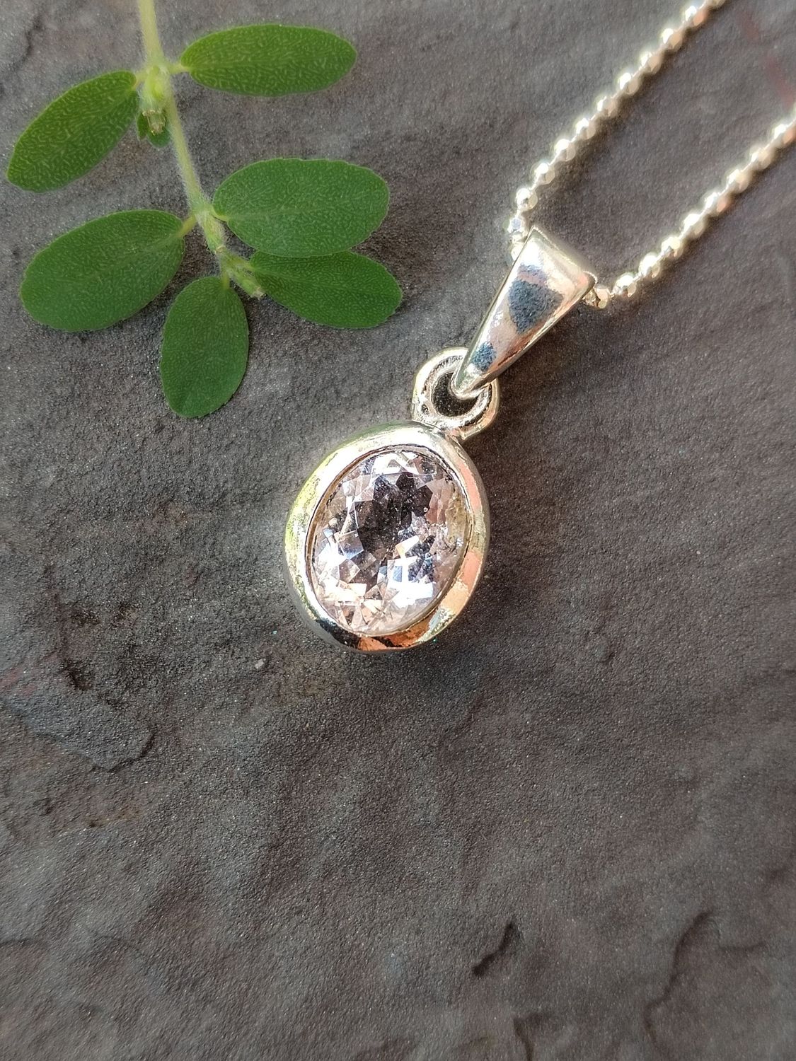 Conjunto de colgante con morganita extra tallada