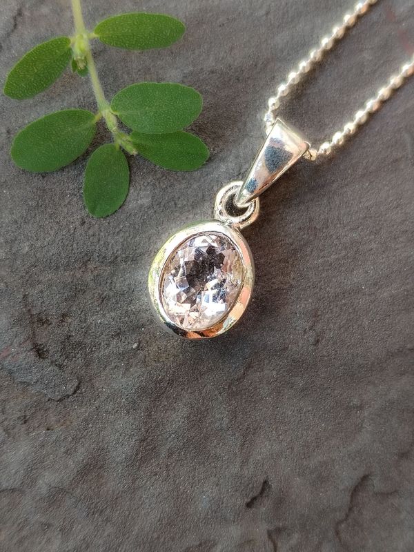 Conjunto de colgante con morganita extra tallada