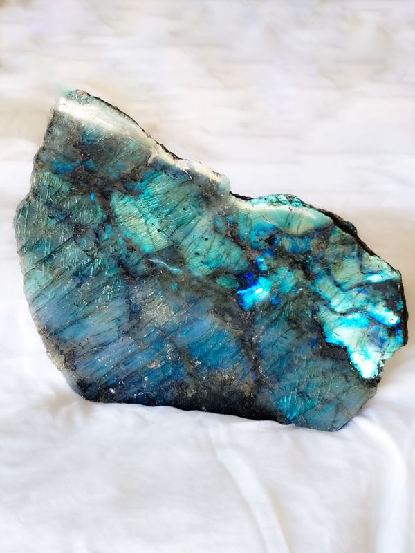 Gran pieza de Labradorita, Decoración y colección