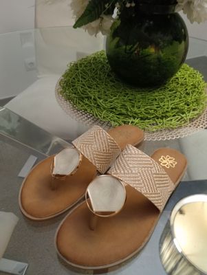 Zapatilla Habanera con Detalles en Piedra – Talla 38