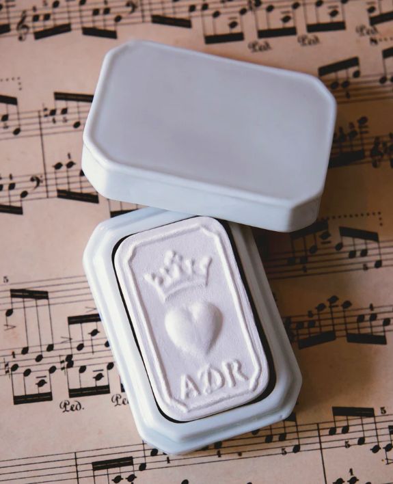 Sculpture à parfumer en porcelaine blanche, Variant: Palet Coeur